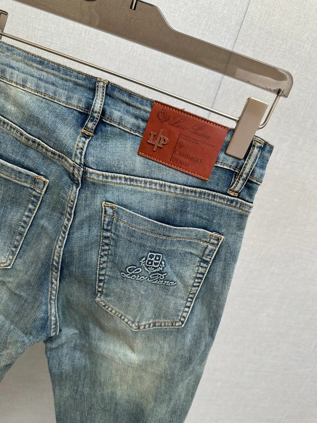 Available at the official website counter at the same time, the Original is a very stylish pair of jeans, with customized original washed denim fabric, unique design, top-notch printing technology letter pattern logo, original hardware accessories decoration, an extremely outstanding pair of jeans, the materials and craftsmanship are extremely luxurious and exquisite, extremely high-grade, handsome and stylish upper body, recommended 👍, Sizes: 29-38